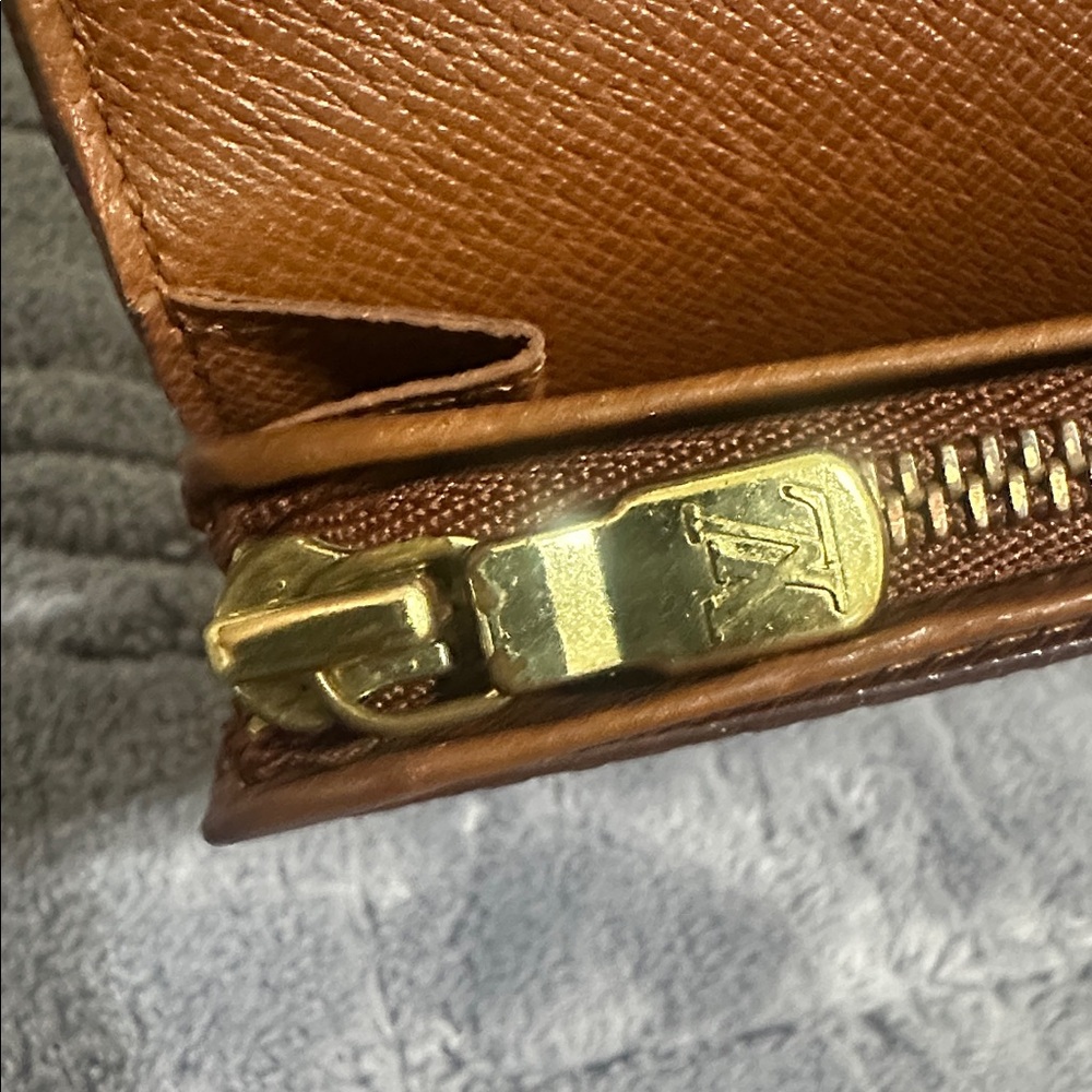 Louis Vuitton Monogram Medium Wallet - Picture 9 of 12